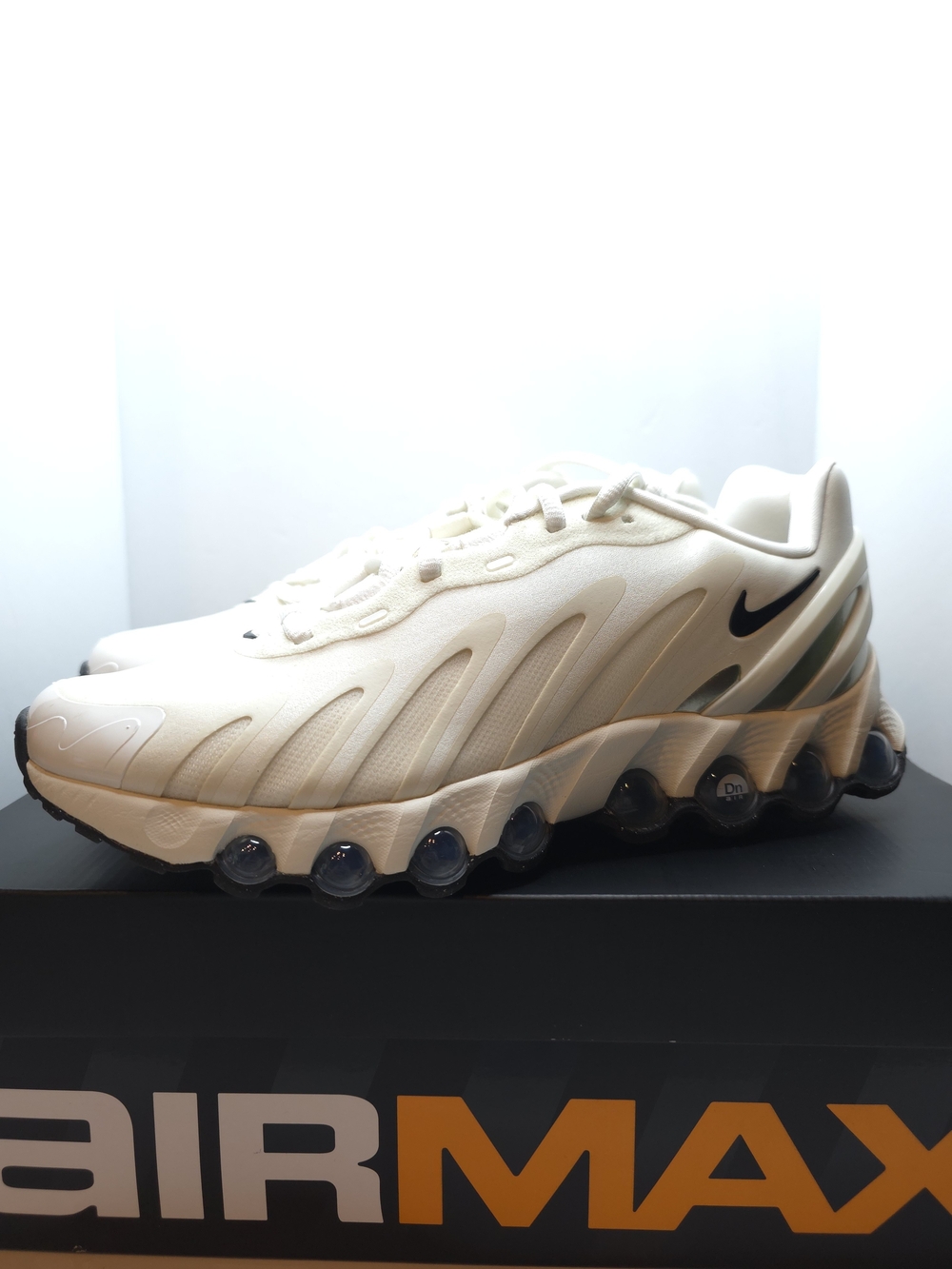 Nike Air Max DN8 Sail/Black/Fossil Size 9W/7.5M HF5509-101